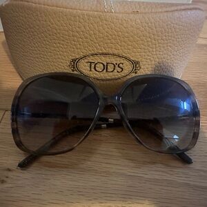 Tod's tortoise authentic Sunglasses with leather case in perfect condition